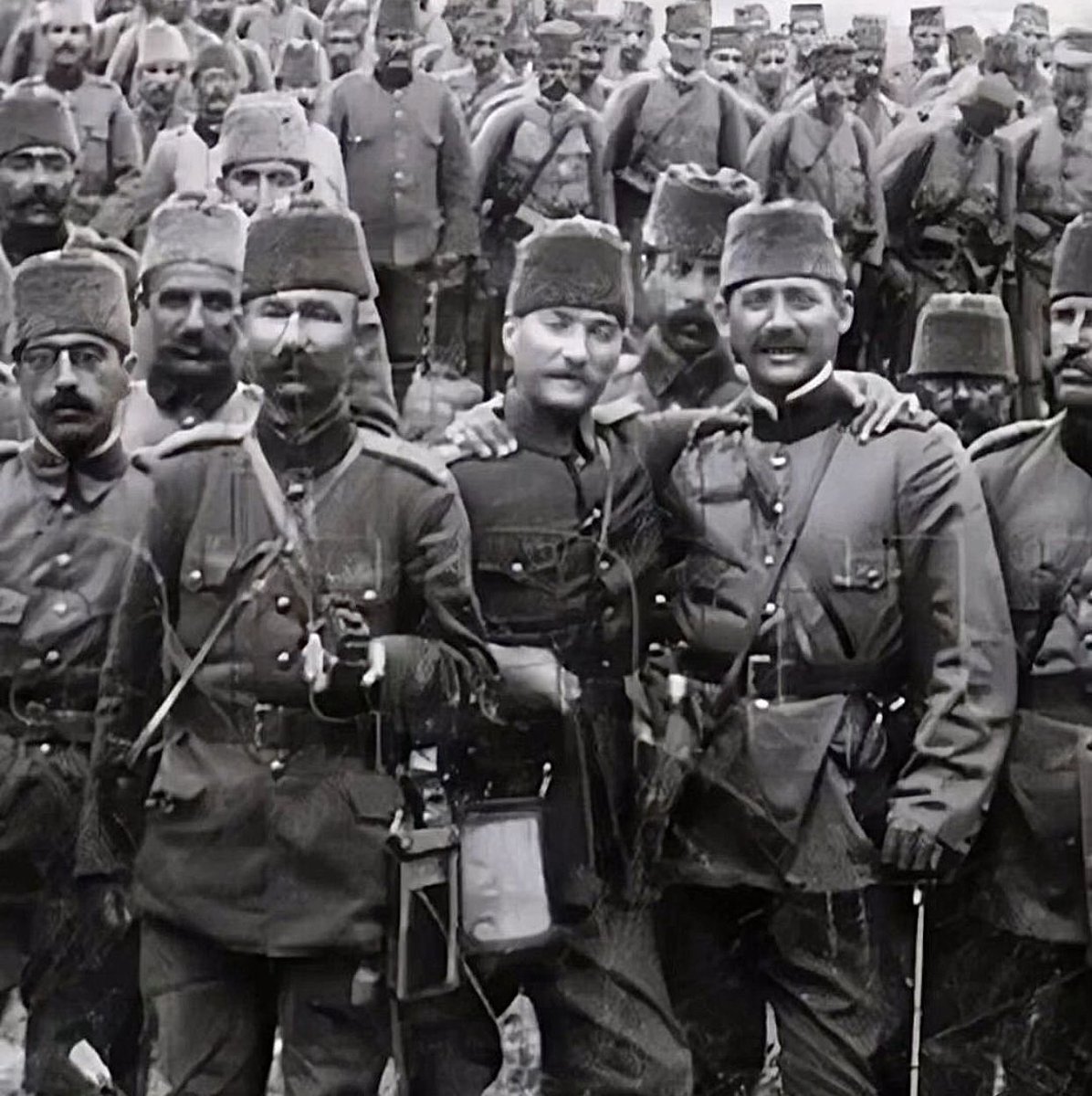 Çoklar diye korkmadık, 
Azız diye çekinmedik, 
Düşmanlarımız etrafımızda ocak gibiydi, 
Biz de ateş idik.