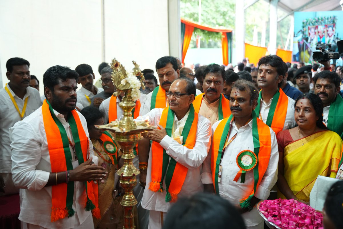 BJP4TamilNadu's tweet photo. தமிழக பாரதிய ஜனதா கட்சி மாநில சிறப்பு செயற்குழு கூட்டம் துவங்கி நடைபெற்று வருகிறது. கூட்டத்தில் மூத்த தலைவர்கள் மற்றும் மாநில மாவட்ட நிர்வாகிகள் கலந்து கொண்டுள்ளனர்.
@annamalai_k @KesavaVinayakan @JPNadda @ChouhanShivraj https://t.co/YqNC1PJw3x
