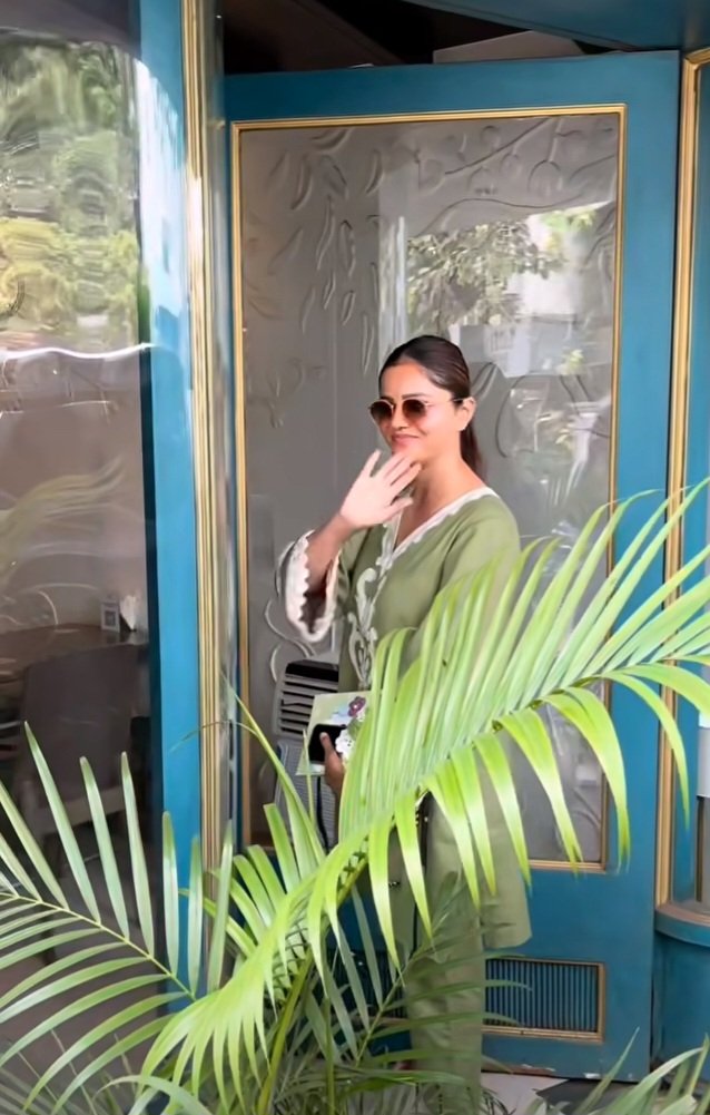 originalpals's tweet photo. Rubina spotted in Mumbai today.
#rubinadilaik #rubih https://t.co/6SPYqbOvCt