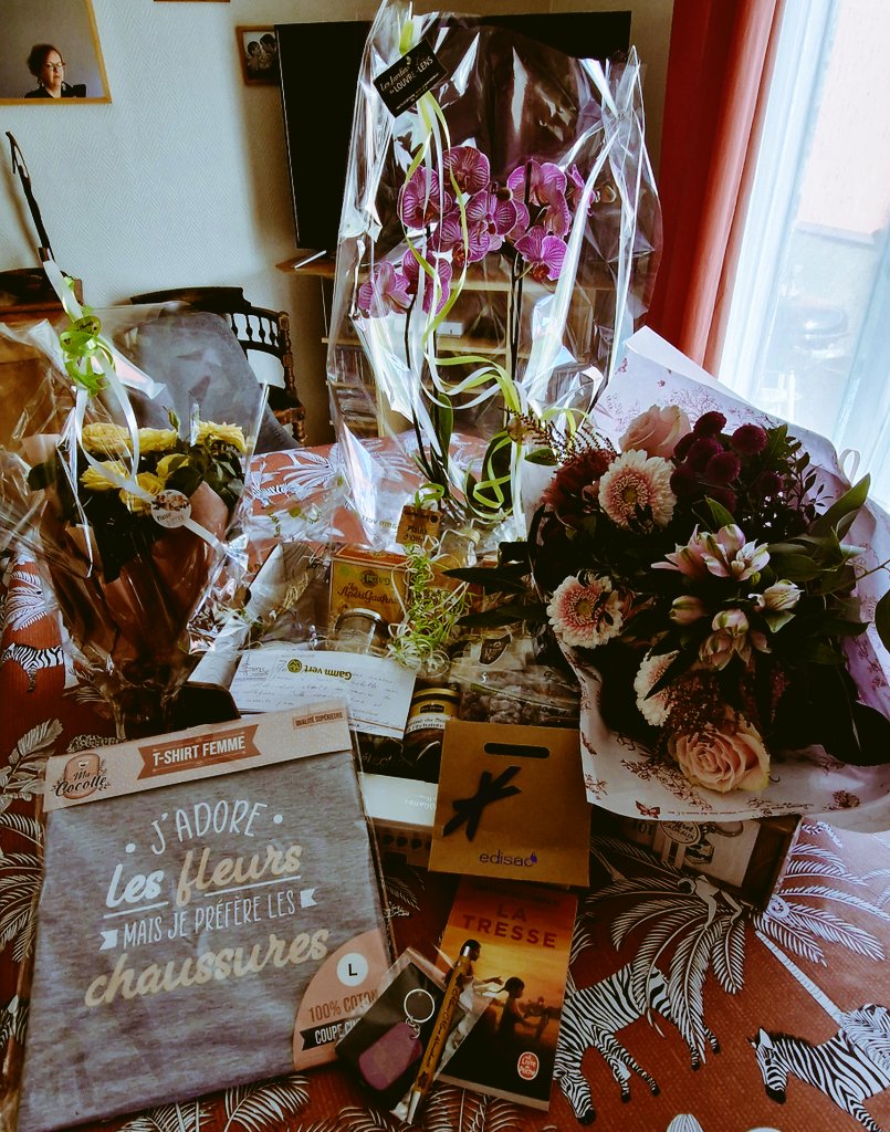 Voilà c'est fini. Une page se tourne. 4 belles années à diriger le collège Rostand entourée d'une équipe formidable et d'élèves talentueux. Mille mercis à eux pour tout ce qu'ils m'ont apporté et pour ce moment magique jeudi soir 🥰
En route pour de nouvelles aventures en LP ! 🤗