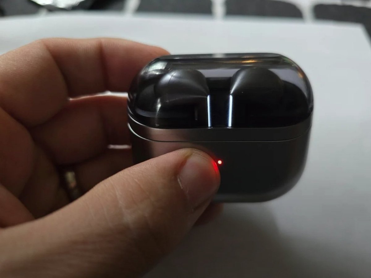 UTDUgo's tweet image. Galaxy buds3 pro blade lights in action.
Credit: reddit user- u/single_mind

@UniverseIce @TheGalox_ @SamMobiles @MaxWinebach @evleaks @AlexPaulBennett  @WorkaholicDavid @AnxiousHolly @sondesix @BuligaDavidCri1