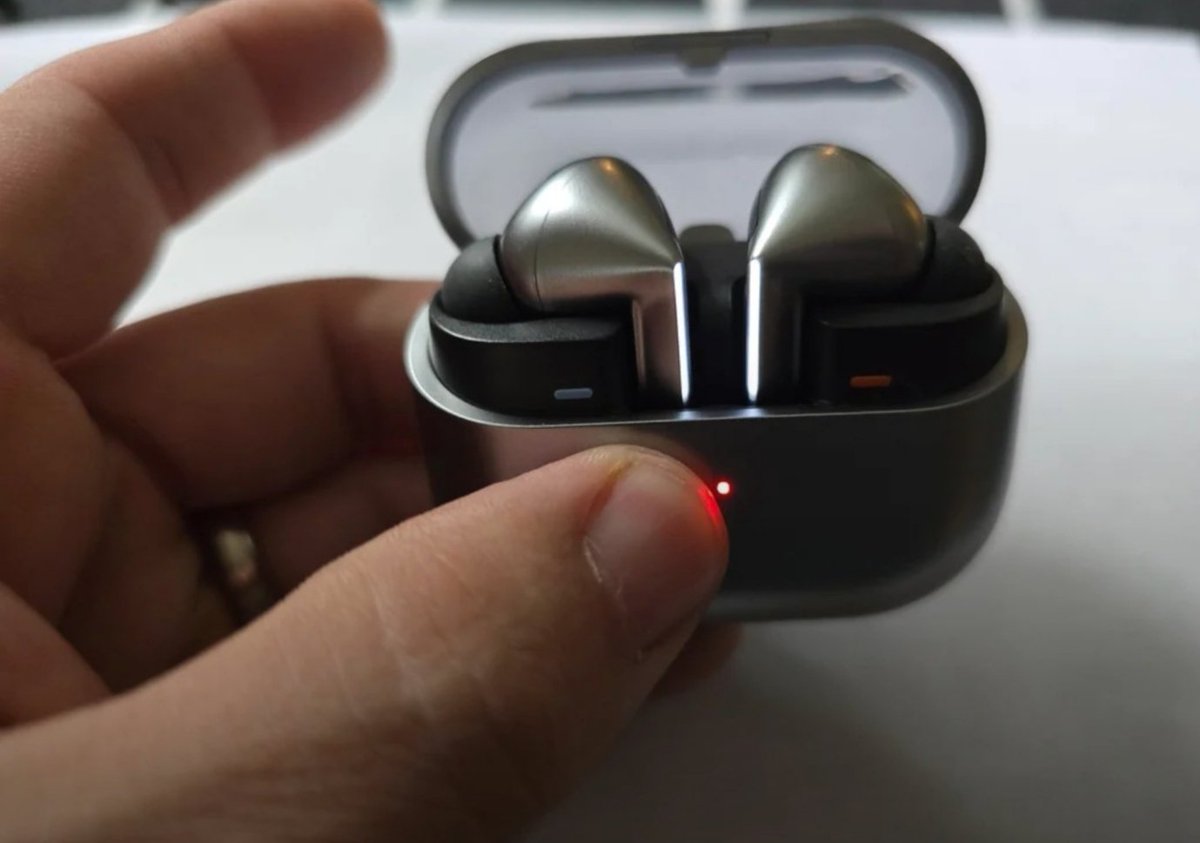 UTDUgo's tweet image. Galaxy buds3 pro blade lights in action.
Credit: reddit user- u/single_mind

@UniverseIce @TheGalox_ @SamMobiles @MaxWinebach @evleaks @AlexPaulBennett  @WorkaholicDavid @AnxiousHolly @sondesix @BuligaDavidCri1