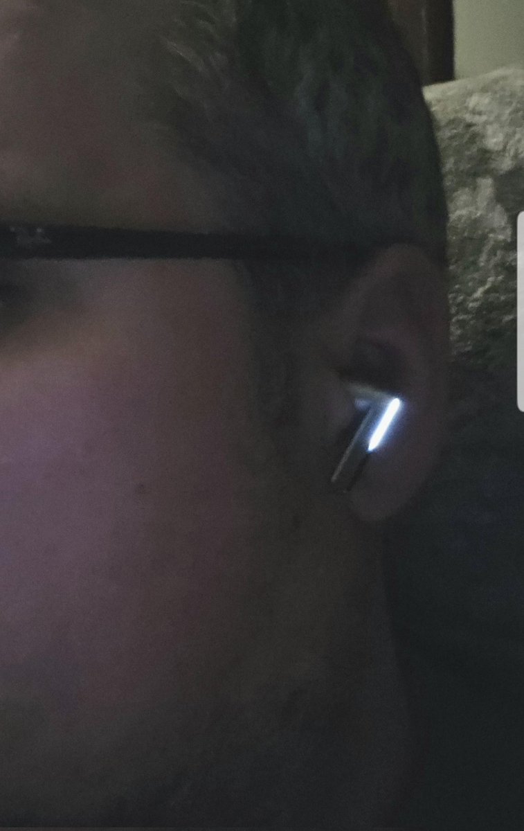 UTDUgo's tweet image. Galaxy buds3 pro blade lights in action.
Credit: reddit user- u/single_mind

@UniverseIce @TheGalox_ @SamMobiles @MaxWinebach @evleaks @AlexPaulBennett  @WorkaholicDavid @AnxiousHolly @sondesix @BuligaDavidCri1