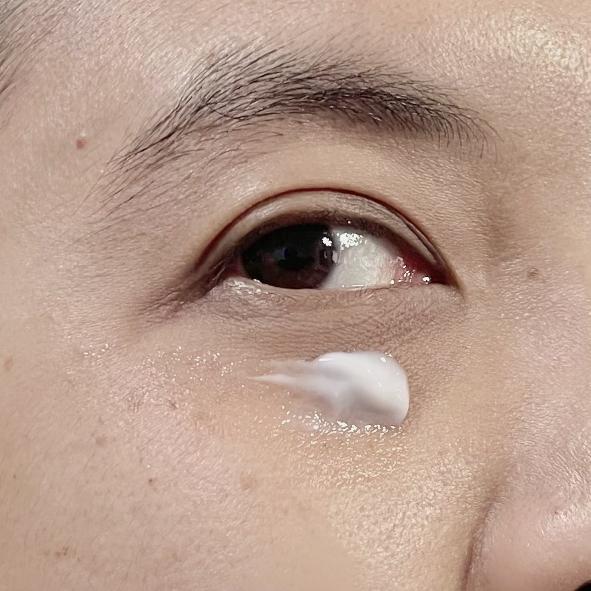 Jan_Lanla's tweet photo. คนใต้ตาดำทุกคนจะเข้าใจ ครีมบำรุงรอบดวงตาสำคัญมาก Glad2Glow Berry Peptide Brightening Eye Cream มีเบอร์รี่ให้ความชุ่มชื้นและความกระจ่างใส 3D Peptides ช่วยลดริ้วรอย Caffeine ช่วยลดบวมรอบดวงตา และอีกความฟินคือหัวนวดที่สั่นเบาช่วยให้เนื้อครีมซึมได้ดี #ใช้ดีบอกต่อ #Glad2Glow https://t.co/cIRMdd6FDO