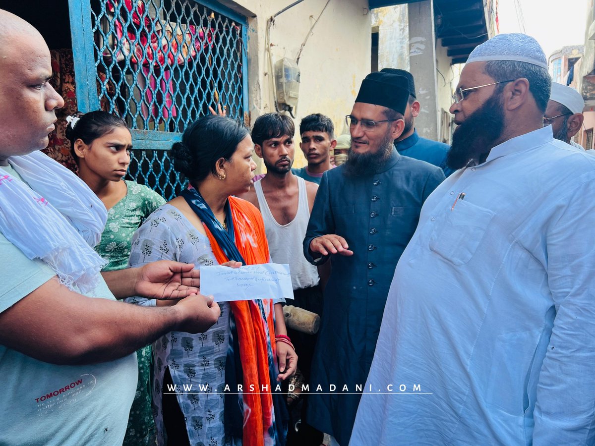 ArshadMadani007's tweet photo. जमीयत उलमा हिंद के एक प्रतिनिधि मंडल ने उत्तर प्रदेश के हाथरस का दौरा किया। पीड़ितों से प्रतिनिधि मंडल की मुलाकात में मृतकों के परिजनों को 10 हजार और घायलों को पांच हजार रुपये की आर्थिक सहायता दी गई। साम्प्रदायिक ताक़तें दिलों में दूरियां पैदा करती हैं, जमीयत उलमा-ए-हिंद दिलों को जोड़ने का काम करती है।
#HathrasRunaway

A delegation of Jamiat Ulama-i-Hind visited Hathras of Uttar Pradesh. In the meeting of the delegation with the victims, financial assistance of Rs.10,000 was given to the relatives of the deceased and five thousand to the injured. Sectarians create distance in hearts, Jamiat Ulama-i-Hind works to connect hearts...
@JamiatUlama1919
جمعیت علماء ہند کے وفد کا ہاتھرس دورہ۔ وفد کی متاثرین سے ملاقات میں مہلوکین کے ورثاء کو دس ہزار اور زخمیوں کو پانچ ہزار روپے کی مالی مدد دی گئی ۔ فرقہ پرست دلوں میں فاصلہ پیدا کرتے ہیں، جمعیت علماء ہند دلوں کو جوڑنے کا کام کرتی ہے۔