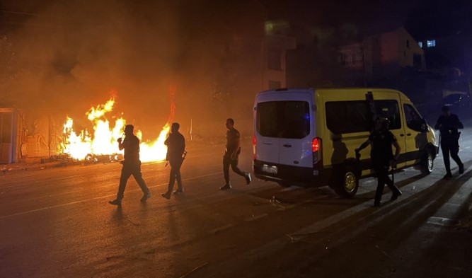 🔍Son dört yılda Türkiye'de 16 göçmen/sığınmacı ırkçı saldırılarda öldürüldü!

📌2019'da İstanbul İkitelli'de Suriyelilere ait işyerleri yakıldı.

📌2021'de Ankara'nın Altındağ ilçesinde Suriyelilerin evlerine saldırı yapıldı. 

📌2021'de İzmir'de Suriyeli işçiler Ahmet Elali,