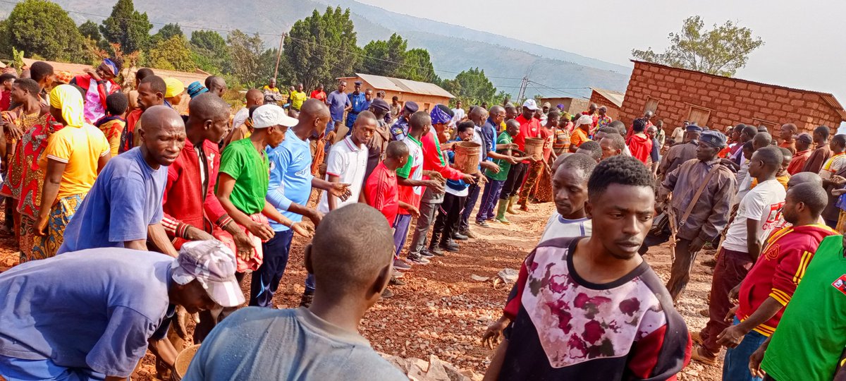 PButanyerera's tweet photo. Arikumwe na Buramatari w'intara Col Pol Victor Segasago n'izindi ndongozi mu #Kirundo, Icegera ca 2 ca @Burundi_senat, Fabrice Nkurunziza, yifatanije na benegihugu bo muri zone #Baziro muri komine #Gitobe, mu bikorwa rusangi vyo gucanga isima na beto vyo kubaka ibiro vy'iyo zone. https://t.co/VAPiFn74qM