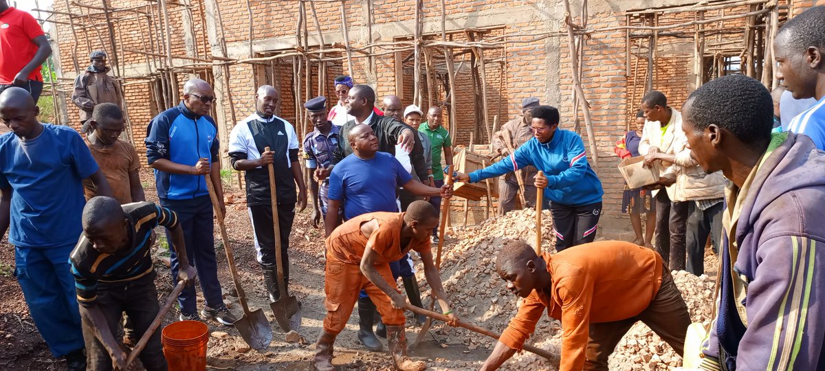 PButanyerera's tweet photo. Arikumwe na Buramatari w'intara Col Pol Victor Segasago n'izindi ndongozi mu #Kirundo, Icegera ca 2 ca @Burundi_senat, Fabrice Nkurunziza, yifatanije na benegihugu bo muri zone #Baziro muri komine #Gitobe, mu bikorwa rusangi vyo gucanga isima na beto vyo kubaka ibiro vy'iyo zone. https://t.co/VAPiFn74qM