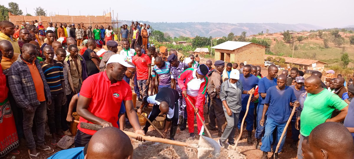 PButanyerera's tweet photo. Arikumwe na Buramatari w'intara Col Pol Victor Segasago n'izindi ndongozi mu #Kirundo, Icegera ca 2 ca @Burundi_senat, Fabrice Nkurunziza, yifatanije na benegihugu bo muri zone #Baziro muri komine #Gitobe, mu bikorwa rusangi vyo gucanga isima na beto vyo kubaka ibiro vy'iyo zone. https://t.co/VAPiFn74qM