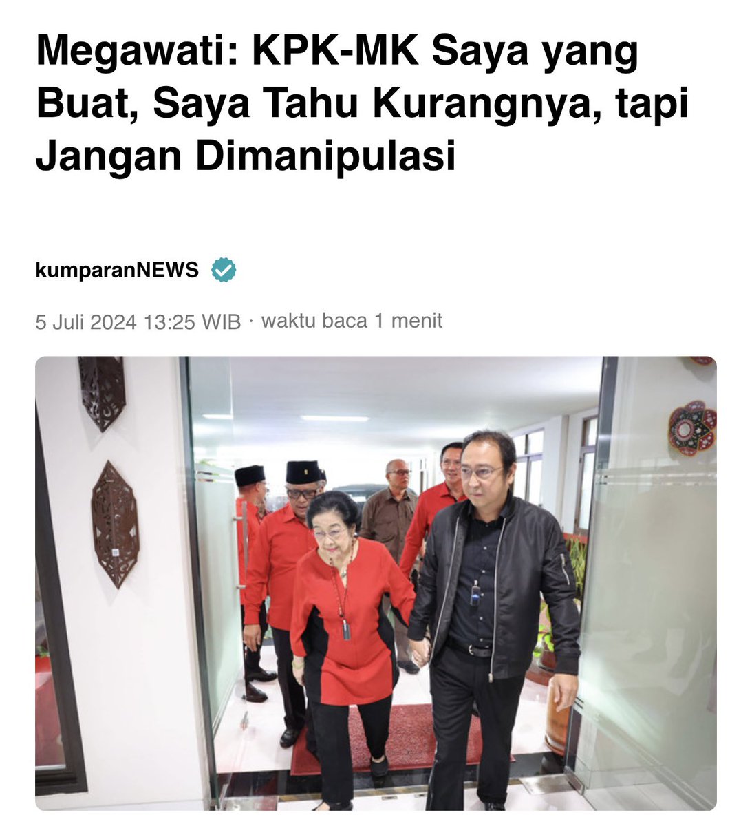 TeddGus's tweet photo. MEGAWATI SAMA SEKALI TIDAK MEMILIKI PERAN ATAS LAHIRNYA KPK DAN MK. 

Ketika saya membaca berita, Megawati mengklaim bahwa dia yang membuat MK dan KPK, maka saya wajib meluruskan pernyataan yang sangat keliru ini, agar supaya publik tidak mendapatkan informasi yang sangat keliru. 

Pertama, sebagai Presiden, Megawati sama sekali tidak punya dan tidak diberikan kewenangan oleh hukum untuk membuat lembaga seperti MK dan KPK. Jadi ucapan Megawati sudah terbantahkan. 

Kedua, saya akan jelaskan terkait lahirnya MK dan KPK, dimana Megawati SAMA SEKALI TIDAK MEMILIKI PERAN.

MK itu terbentuk berdasarkan amanat UUD 45, di aturan peralihan Pasal III berbunyi: “Mahkamah Konstitusi dibentuk selambat-lambatnya pada 17 Agustus 2003 dan sebelum dibentuk segala kewenangannya dilakukan oleh Mahkamah Agung.” 

Fungsi, mekanisme dan peran Mahkamah Konstitusi juga bukan diciptakan oleh Megawati tapi oleh amanat UUD 45 ada di pasal 7, Pasal 7B, pasal 24, pasal 24C dan Pasal 24A. Maka lahirlah UU MK di tahun 2003. 

KPK juga begitu, itu dibentuk berdasarkan amanat UU 31 tahun 1999, pasal 43 ayat 1 yang berbunyi : Dalam waktu paling lambat 2 (dua) tahun sejak Undang-undang ini mulai berlaku, dibentuk Komisi Pemberantasan Tindak Pidana Korupsi. Dan Pada pasal 43 ayat 2 berbunyi: “Ketentuan mengenai pembentukan, susunan organisasi, tata kerja, pertanggungjawaban, tugas dan wewenang, serta keanggotaan Komisi sebagaimana dimaksud dalam ayat (1). ayat (2), dan ayat (3) diatur dengan Undang-undang”

Jadi UU ini memerintahkan dibentuk KPK, tugas dan wewenangnya juga sudah ditentukan dan diperintahkan untuk membuat UU KPK. UU ini ditandatangani oleh Presiden BJ Habibie. 

Ketiga, karena perintah UU 31 tahun 1999, harus dibentuk KPK, maka lahirlah UU 30 tahun 2002 yang kebetulan saat itu Megawati Presidennya karena menerima lungsuran jabatan dari Gus Dur.  Jadi jika Gus Dur tidak dilengserkan, maka UU KPK itu wajib ada di rezim Gus Dur. Jadi sama sekali bukan karena Megawati. Megawati sama sekali tidak memiliki peran lahirnya KPK. 

Jelas ya bahwa KPK dan MK lahir sama sekali bukan karena peran Megawati. Megawati sama sekali tidak memiliki peran dalam mengisi roh KPK dan MK. Ibarat membangun rumah, Megawati hanya tukang bangunan, bukan pemilik dan bukan arsitek yang merancang desain bangunannya.

Saya pikir cukup jelas penjelasan saya, jangan sampai publik menelan begitu saja apa yang disampaikan oleh Megawati.