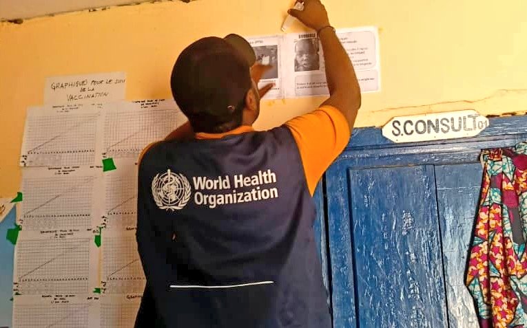 OMSRDCONGO's tweet photo. #Nioki, #Maï_Ndombe🇨🇩, nos équipes sillonnent la rivière Mfimi pour joindre la zone isolée de Mongobele, dans un effort pour la recherche active des maladies à prévention vaccinale. Une présence vitale pour former les prestataires locaux & engager les communautés à ces activités. https://t.co/EpB2XVimqx