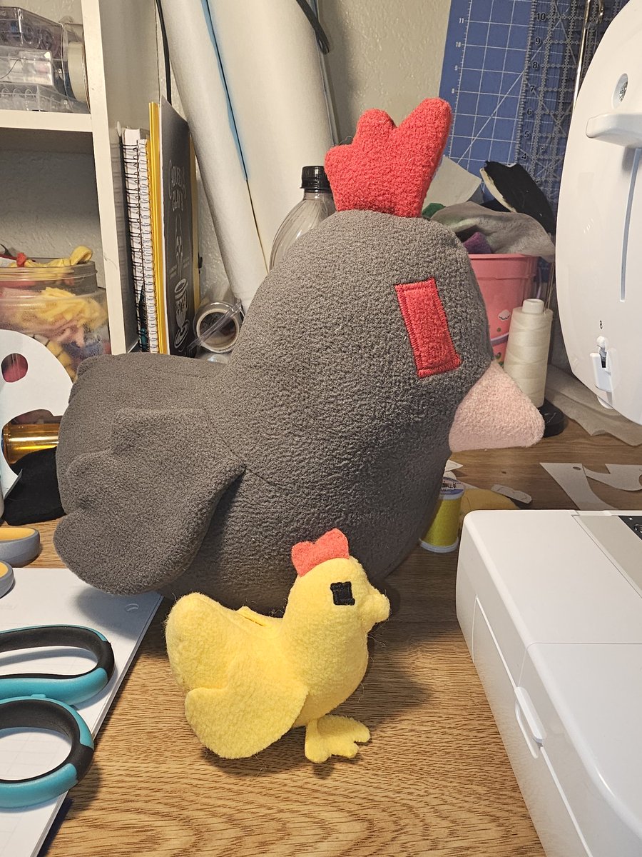 CeruleanCrafts's tweet photo. The large chicken pattern is solid, I'm quite pleased with it, and made this lovely Void chicken as you can see! I'm also working on a pattern for a chick, but that one still needs some more work! https://t.co/zJiBrvVWPX