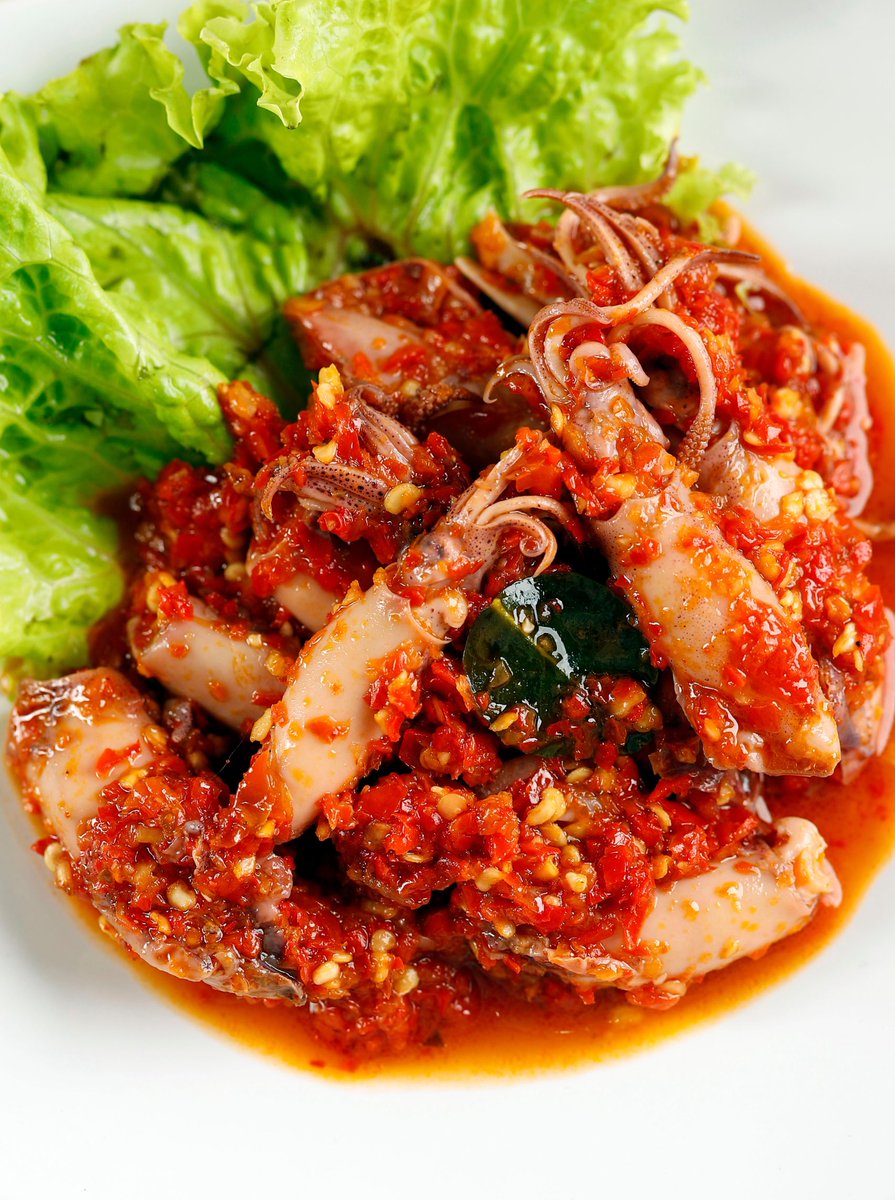 eatsimple_x's tweet photo. Resep Simple Sambal Cumi Pedas 🥘🦑🌶️

Bahan-bahan:

• 300 gram cumi-cumi asin, bersihkan, potong-potong dan rebus dengan air panas
• 5 buah cabai merah besar
• 30 buah cabai merah keriting
• 15 buah cabai rawit (sesuai selera pedas)
• 5 siung bawang merah
• 5 siung bawang putih
• 1 buah tomat merah
• 5 lembar daun jeruk
• 1 sendok teh terasi, bakar
• 1 sendok makan gula merah, serut
• Garam dan penyedap rasa secukupnya
• 1 sendok makan air jeruk nipis
• Minyak goreng secukupnya

Pict: CanvaPro 
Video: Firhan_ashari 
Thanks 𝕏 #eatsimple