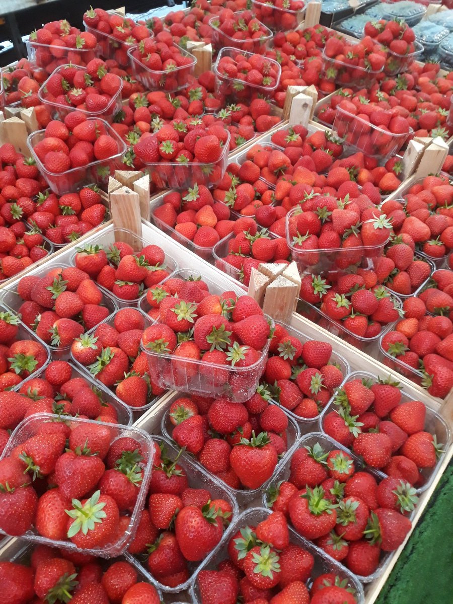 Fountain Fresh have some new baskets ready to put your choice of fruit and veg in on #Swaffham #Market.  Get some strawberries before they all go! #Norfolk #mymarket #SaturdayMarket #buynorfolk #staysafe #buylocal #LYM2024 #LYLM2024