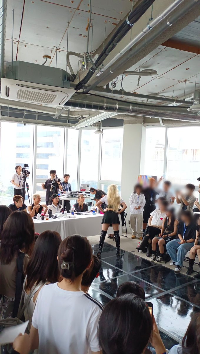 If in Seoul this weekend, don't forget to drop by Pride Expo at Dohwaseogil D2 at the top of Insadong, feat. exhibitions, LGBTQ goods, artwork, tarot, embassies, sexual health advice, and ballroom scene 🏳️‍🌈