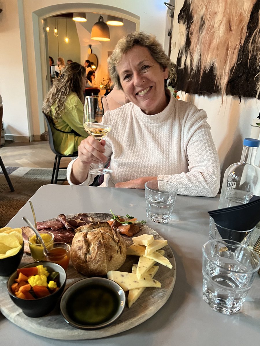Boskapt's tweet photo. #HighWine bij #ZusterMargaux als verlaat verjaardagscadeau 🍷 Prachtige locatie fijn gezelschap en heerlijke wijn uiteraard ❤️🤩 https://t.co/fk2aOIwRnP