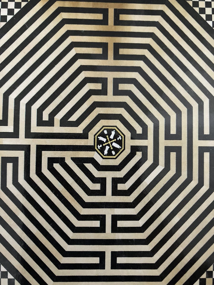 PrevotCecile's tweet image. Le labyrinthe octogonal de la #Cathédrale d’#Amiens aussi appelé Le chemin de Jérusalem ou Le chemin du paradis. Au centre les points cardinaux, Evrard le 1er évêque de la ville et les architectes bâtisseurs de la cathédrale.