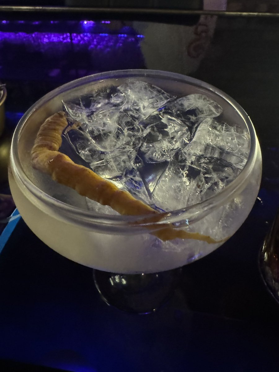 칵테일 일곱잔 마시고 장렬히 전사 
#이디자라운지