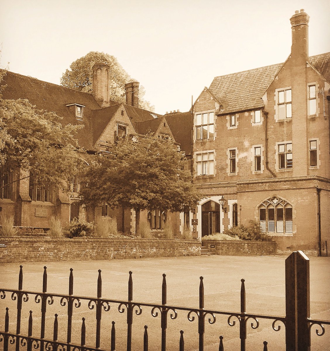 School’s out for summer… The Trinity Term
concludes with a beautiful evening celebrating with great friends. It’s a privilege to teach in such a special school. Berkhamsted is a place to laugh, to learn, to find light and love. 🎓📚