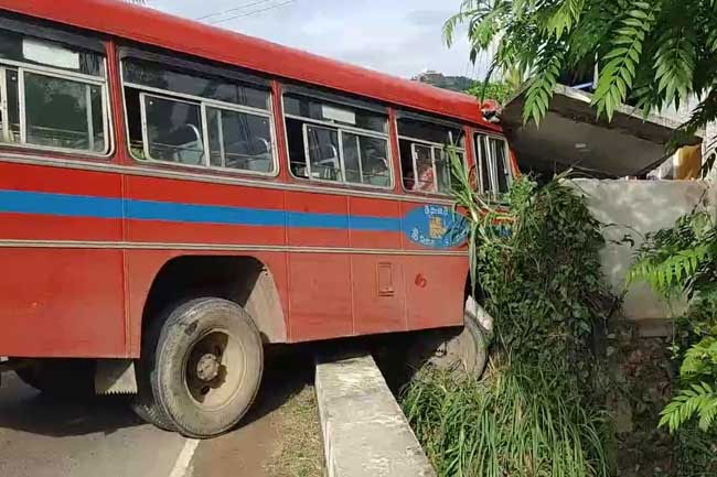 lankawire's tweet photo. 9 injured in bus accident in Halpe https://t.co/pwzPsBTosx https://t.co/ehTPxtoNcc