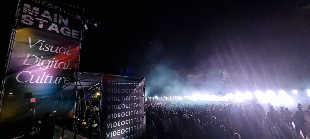 jordisellas's tweet photo. El festival VIDEOCITTÀ de Roma d'enguany torna a demostrar el fabulós futur de les arts digitals contemporànies.

La instal·lació NEBULA de Giorgio Moroder &amp; Quiet Ensemble al Gazometro és de les coses més espectaculars que he vist en molt de temps.

Visual. Digital. Culture. https://t.co/nu82ax7k1W
