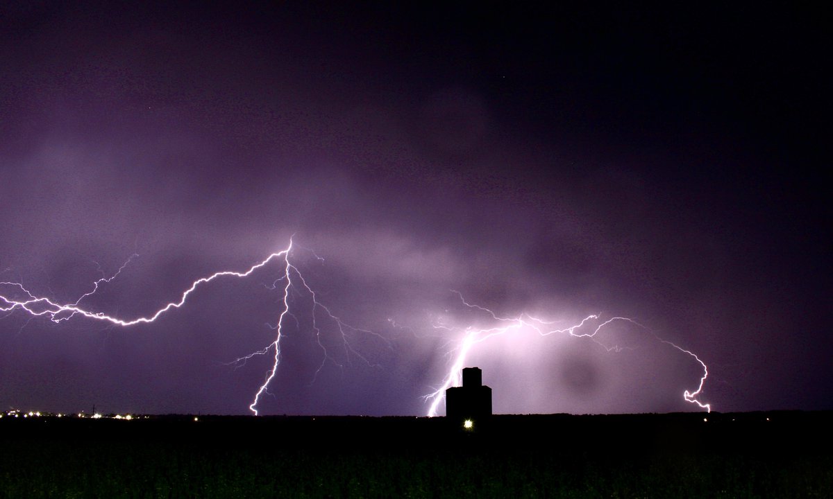 The skies were electric in central Alberta again on Friday evening. Got caught in a rain blob after sunset so most of my good pics went kaput, so here's a few I salvaged from spots west of Penhold and north of Innisfail.

#ABStorm #ShareYourWeather