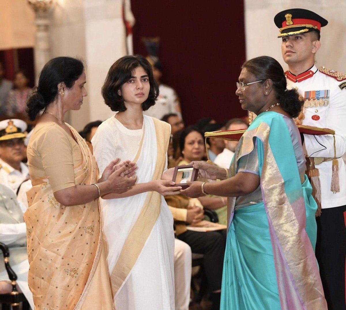 इस तस्वीर को ठीक से देखिए !

बहुत महंगी तस्वीर है ये, शायद दशकों तक न भुला पाने वाला।

ये स्मृति हैं, इन्होंने इतनी कम उम्र में अपने पति को खो दिया।

मृत्यु से मात्र 5 महीने पहले कैप्टेन अभिमन्यु से स्मृति की शादी हुई थी।

इतनी कम उम्र में स्मृति ने इस देश के लिए बहुत बड़ी कीमत