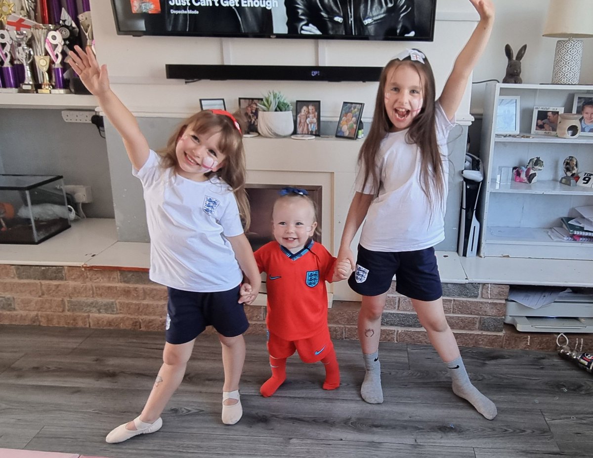 Dodds09's tweet photo. Robyn, Izzie and baby Arya

#gmsf https://t.co/aspxZ74UZ0