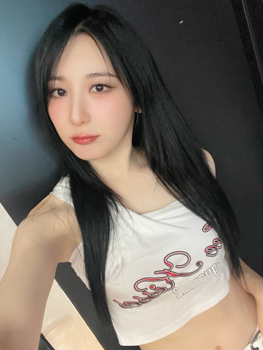 official_LCY's tweet photo. [#CHAEYEON_pic📸] 24.07.06 쇼! 음악중심

잘한다 이채연 예쁘다 이채연 사랑해 이채연❤
오늘도 채리쉬에게 전달된 call📞 모두 잘 받으셨나요?🍒🫶🏻

#이채연 #LEECHAEYEON
#DON_T #SHOWDOWN https://t.co/I33D9km4SO
