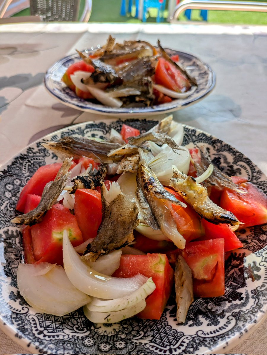 desficacis's tweet photo. Com ser un home completament feliç en 4 pasos molt senzills:
Tomaca de l'horta capellà torrat, ceba dolça en gallons no massa grossos però sense ser fins i un bon rall d'oli de mansanella de la Vall de Laguar.
No cal més, lo demés és atrezzo. A esmorzar!
#AmbQuePoquetEnsConformem https://t.co/MXEYh3ooiq