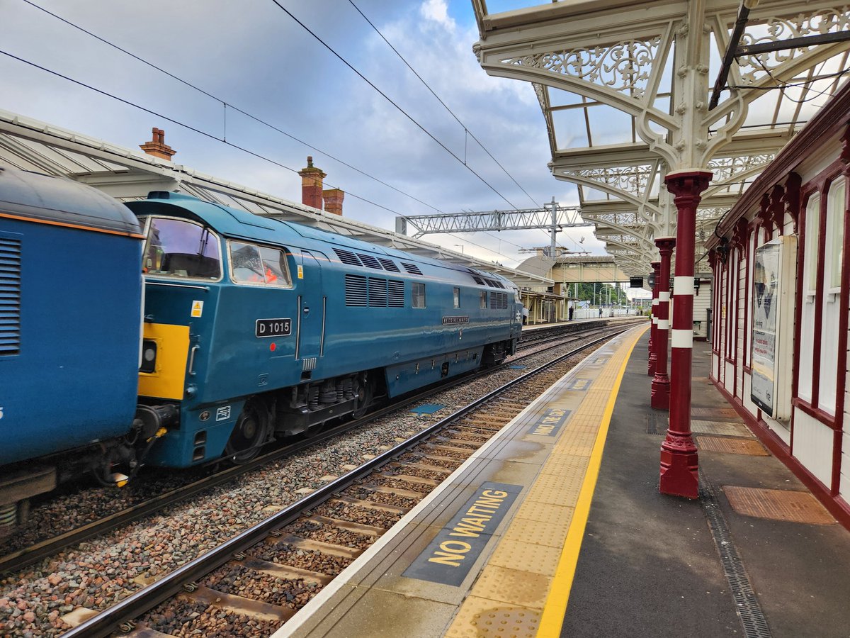 thesatnav89's tweet image. Wasn't the shot I wanted as I got called by resources to resume standby after being called off standby to go to London here's D1015 Western Champion arriving into Kettering for picking up passengers before heading south on 1z77 East Midlands Parkway to Cranmore #class52 #Western