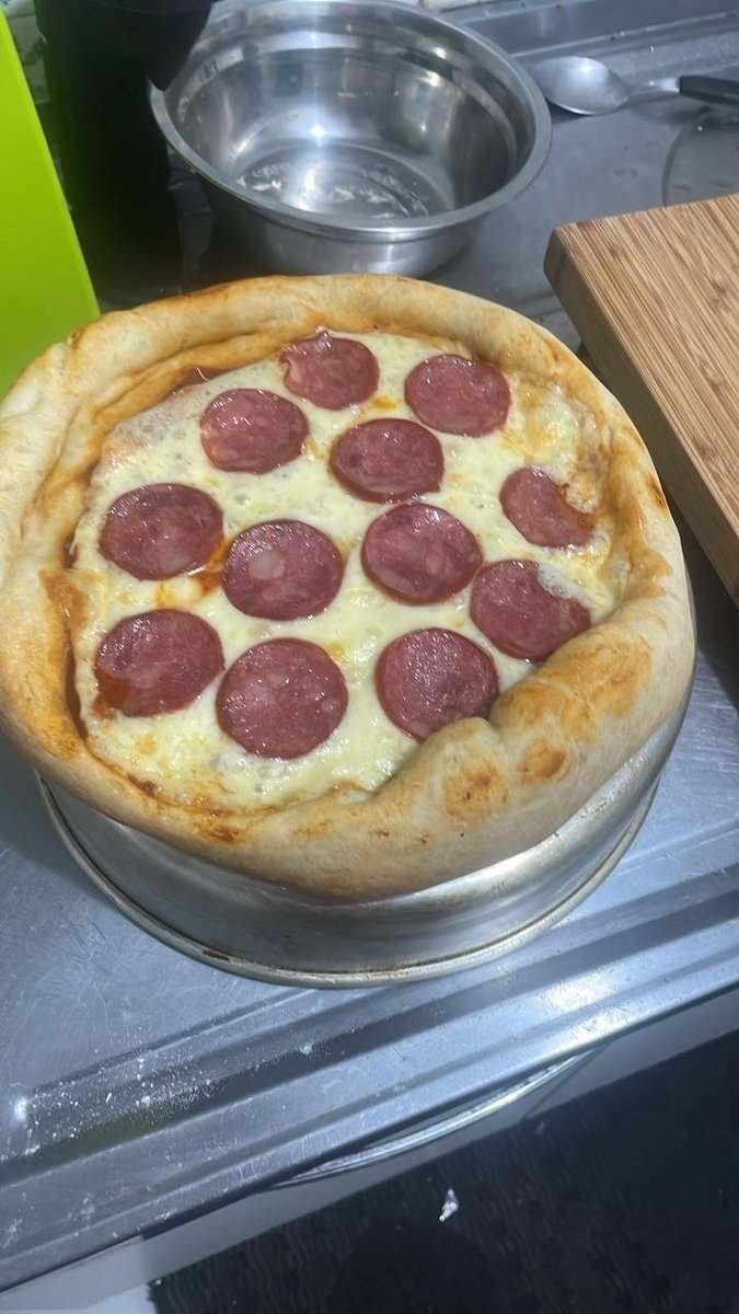 Primeira tentativa de pizza caseira. Ficou boa até, faltou saber moldar melhor (tá aí @gau_zim )