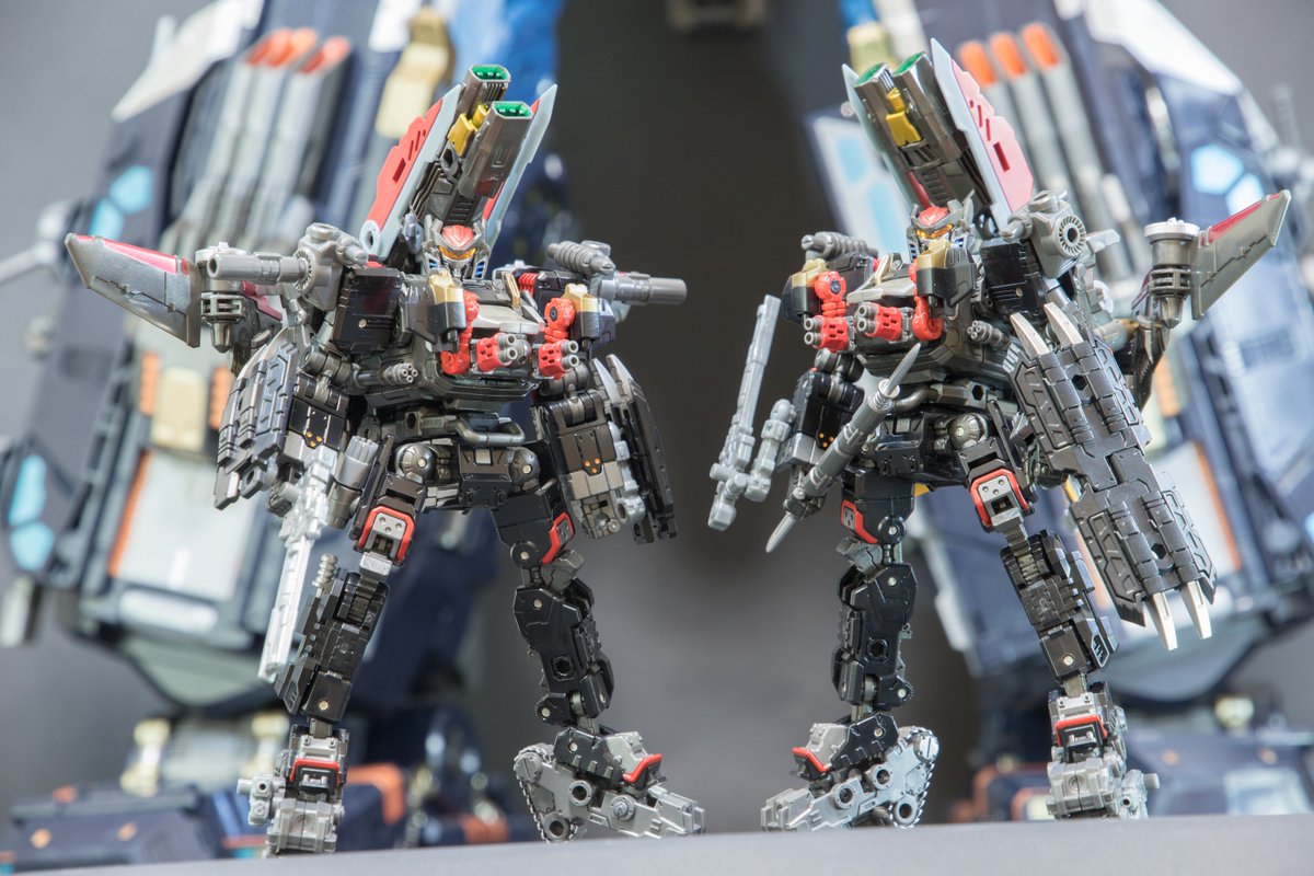 section13013001's tweet photo. ガルダヴァーサルター〈ガーディオンウィン���〉ジェット

ロボットベースの直掩機としてダイアガーディオンは強力な機体ではあるが、単体では防衛範囲に、分離形態では個々の戦闘力に問題があった
このため直掩専用機として開発されたのが同機である

#オールダイアクロンコンペ2024
#純正部門 https://t.co/PW7N09Pbxi
