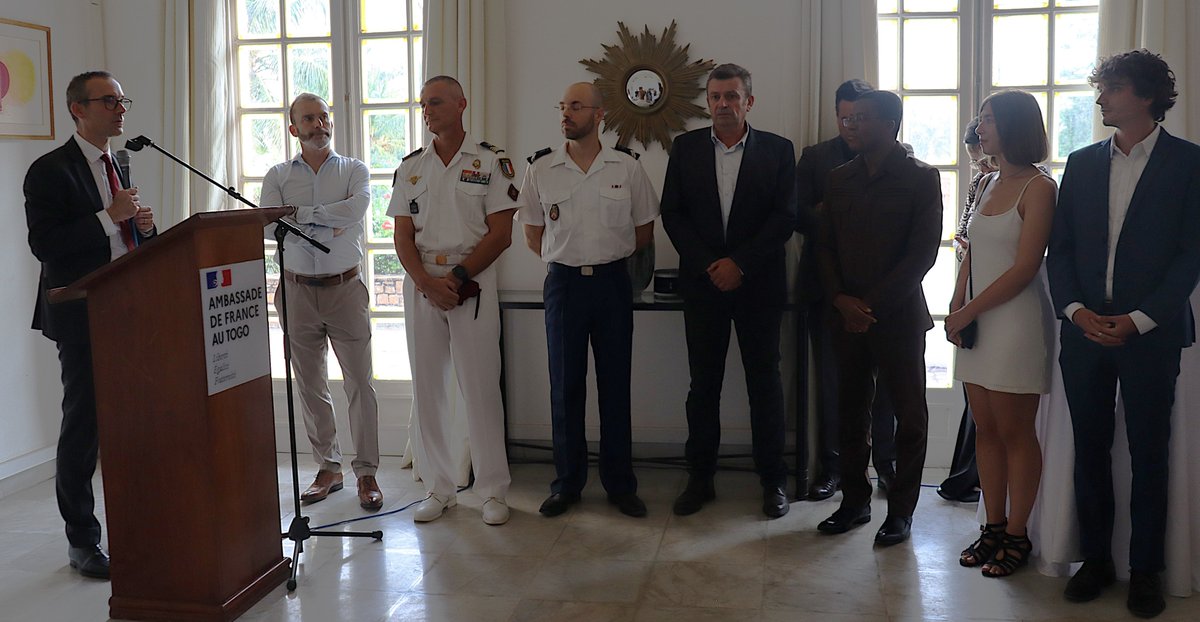 FranceauTogo's tweet photo. L’équipe #France 🇫🇷 au #Togo 🇹🇬 était réunie, autour de l’Ambassadeur @a_favereau, afin de saluer et de remercier leurs collègues sur le départ du Togo.✈️ L'occasion de célébrer cette belle équipe au service de l’État et de la relation partenariale Togo-France ! 🇹🇬🇫🇷 https://t.co/NFRV8IqwkY