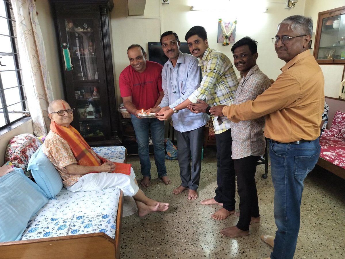 MHIPune's tweet image. काल श्री शरद शिंत्रे यांना ८६ व्या वाढदिवसानिमित्त त्यांच्या घरी जाऊन शुभेच्छा दिल्या. 
विनोद बुद्धी आणि प्रसन्न व्यक्तिमत्त्व असलेल्या शिंत्रे काकांना भेटून आनंद झाला
#No Bouquet gift Books
#Cakeless birthday 
#पारंपारिक वाढदिवस 
#औक्षण