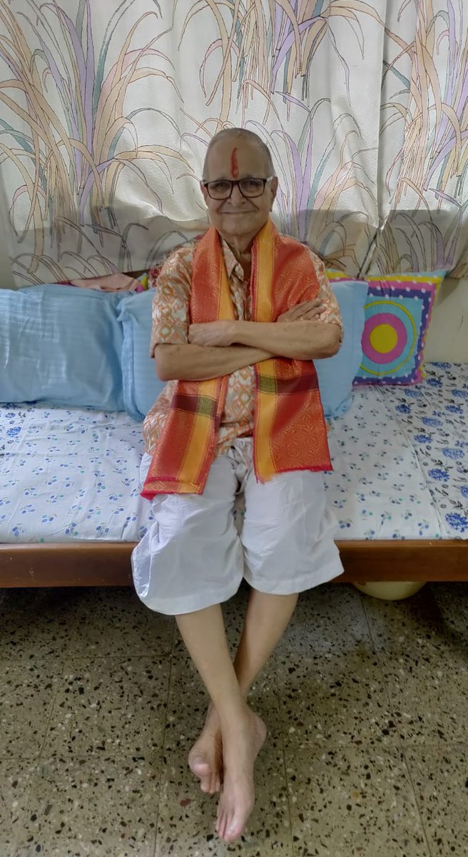 MHIPune's tweet image. काल श्री शरद शिंत्रे यांना ८६ व्या वाढदिवसानिमित्त त्यांच्या घरी जाऊन शुभेच्छा दिल्या. 
विनोद बुद्धी आणि प्रसन्न व्यक्तिमत्त्व असलेल्या शिंत्रे काकांना भेटून आनंद झाला
#No Bouquet gift Books
#Cakeless birthday 
#पारंपारिक वाढदिवस 
#औक्षण