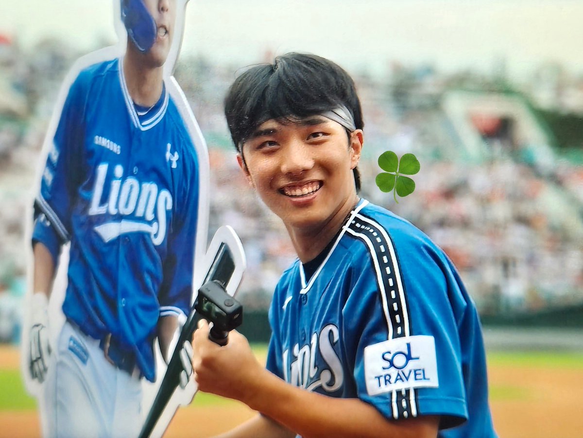 240706 올스타전 #삼성라이온즈 #이재현

하 이재현 갑자기 영웅이 판넬 들고 오더니 턱. 놓고 사진 찍다 감 이것뭐예요~?