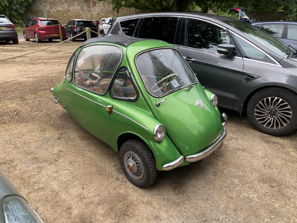 quillerrees's tweet photo. Multiple microcars in a wet Devon car park #heinkel #bondbug https://t.co/iMlewuEvBw