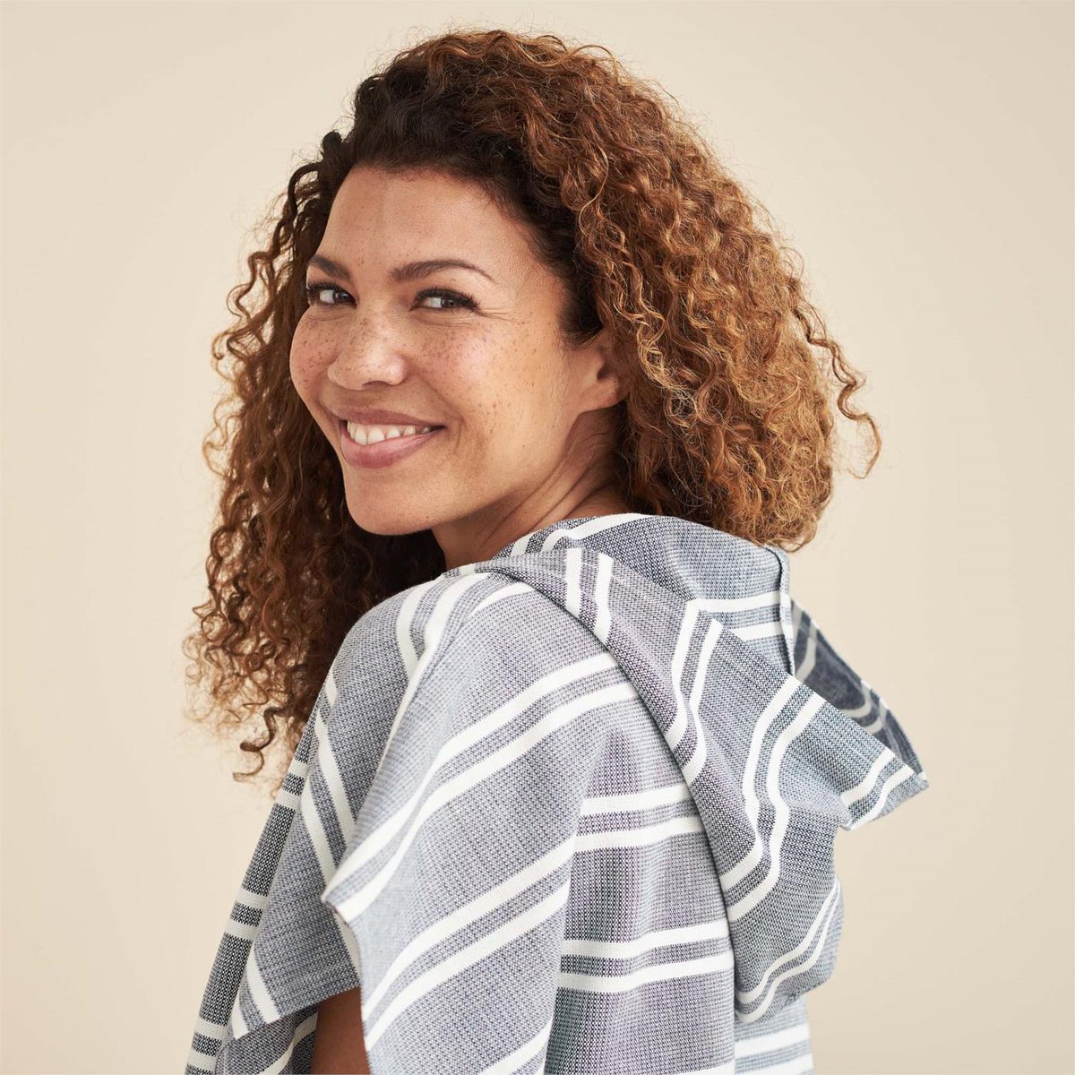 PureCoverz's tweet image. De ultieme zomer essential
bit.ly/46alv7G
Deze poncho is de accessoire deze zomer. Perfect voor aan het strand of het buitenzwembad. De poncho heeft een fijne capuchon en de gedraaide franjes zorgen voor een vrolijke zomerse look.
#biologisch #katoen #vakantie #GOTS