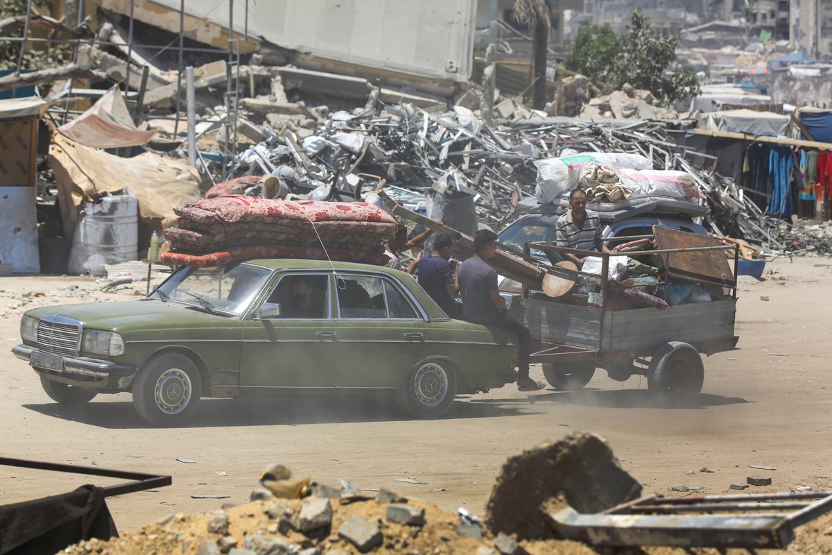UNRWAes's tweet photo. Tras las órdenes de evacuación dadas el lunes por las autoridades israelíes, miles de personas abandonaron Khan Younis, pero ya no hay espacio para refugiarse en otras zonas.

Continúan las operaciones militares y las familias están atrapadas. No saben adónde ir para sobrevivir. https://t.co/NwwFpDK13V