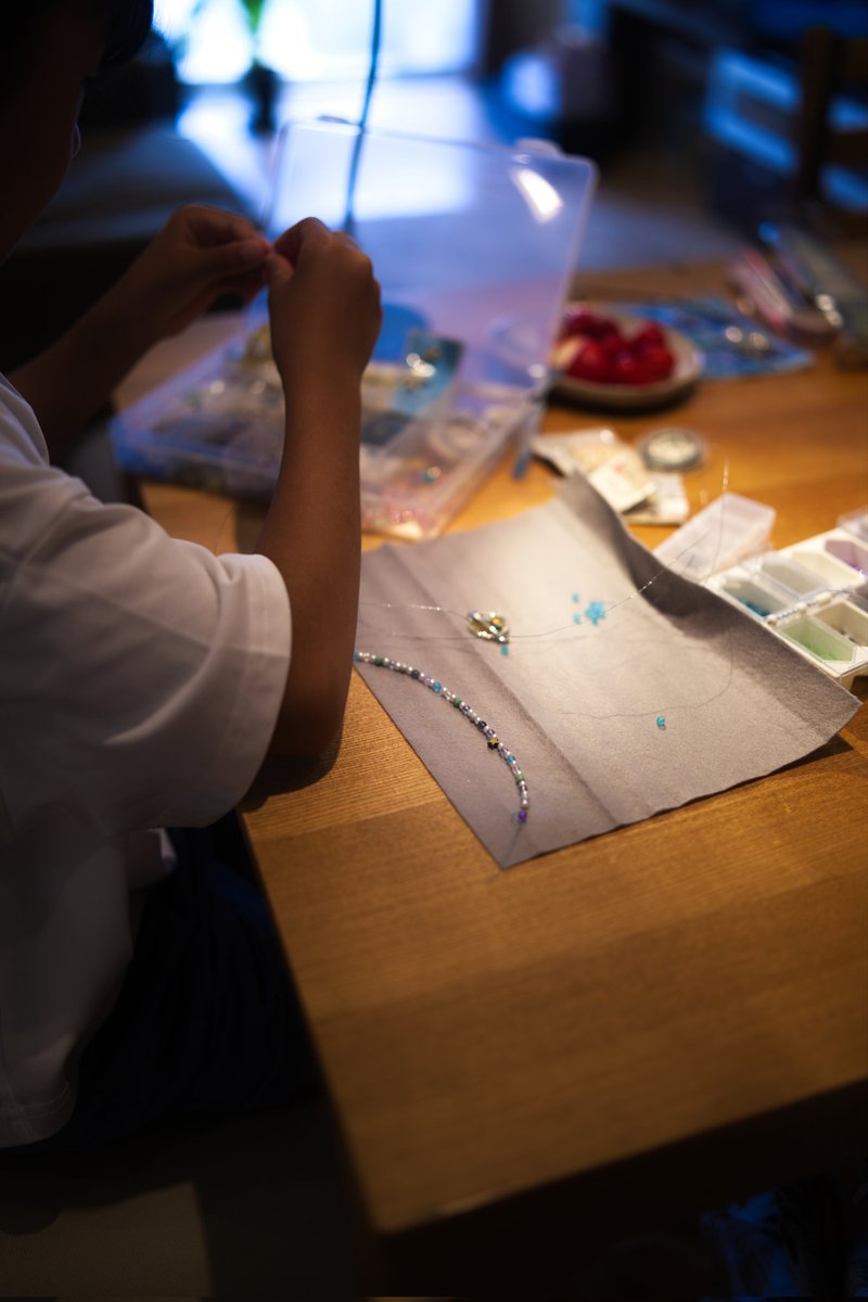 papahackit's tweet photo. 娘と祖母がアクセサリー作り。

#LUMIX
#S5IIX 
#SIGMA 35mm f1.4 https://t.co/ujeCXL1H8X
