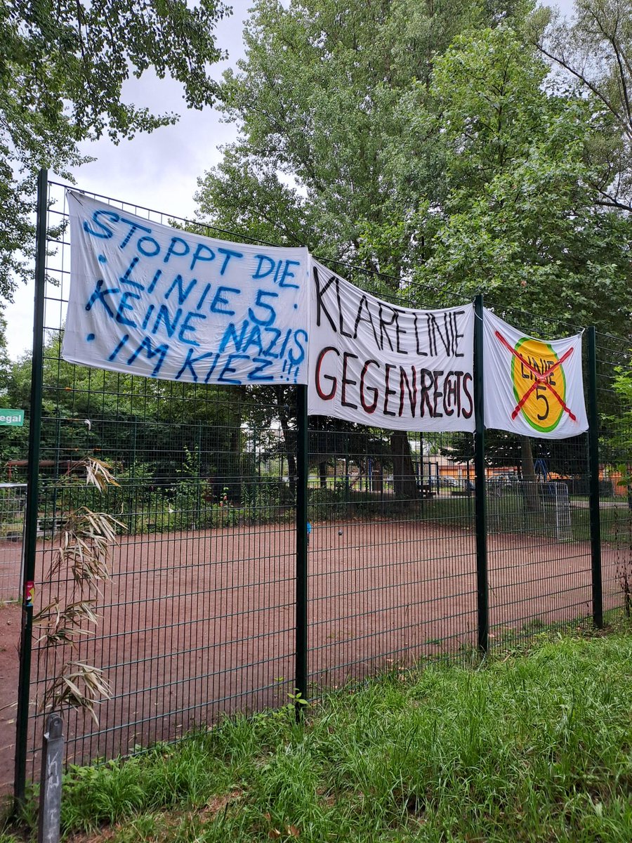 antifa_linke's tweet photo. Klare Linie gegen Rechts!
Im Alsenkiez wird deutlich gemacht, was man von der Linie 5 und ihren Nazis hält!
Richtig so! Macht euch grade gegen Faschos im Viertel!
Im Alsenkiez und überall - keine Nazis im Kiez!
#Bochum #Antifa #nonazisbo #linie5dichtmachen https://t.co/BndaR3CQe3