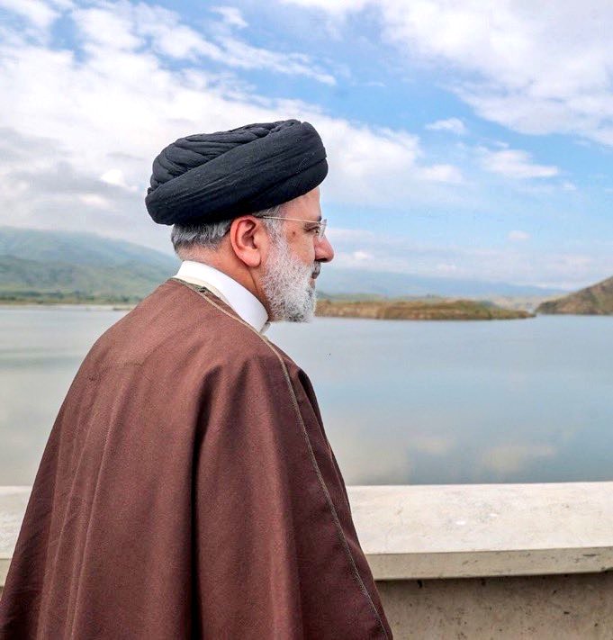 در شهرستان ورزقان (محل سقوط بالگرد شهید رئیسی) ۹۸ درصد به اقای پزشکیان رای دادن..

دلم سوخت 💔