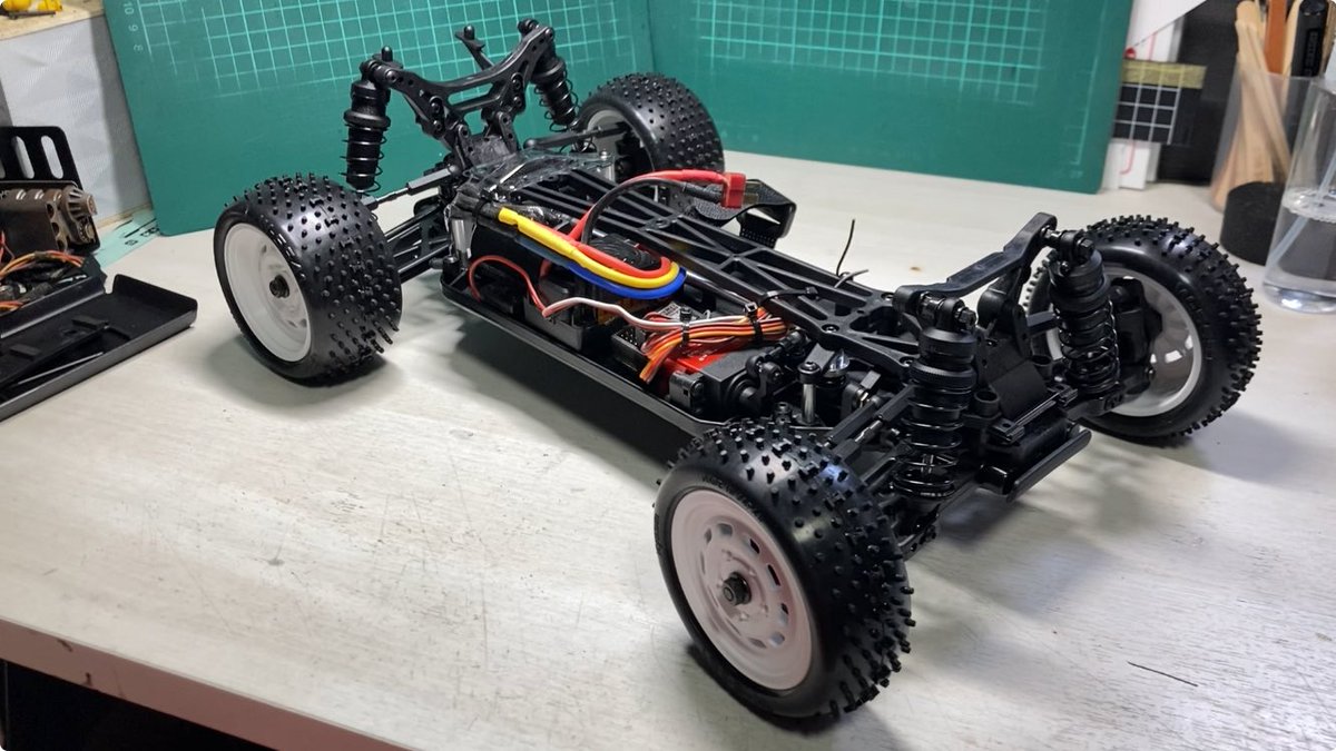 京商 ダートクロスのシャーシが完成しました。この手のラジコンは