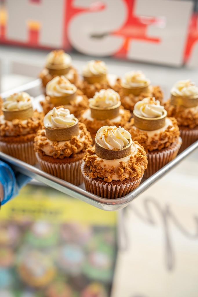 Flavourtownbake's tweet photo. 🏴󠁧󠁢󠁥󠁮󠁧󠁿⚡️⚽️ BELLINGHAMS BISCOFF PIE CUPCAKE 🏴󠁧󠁢󠁥󠁮󠁧󠁿⚽️
It's game day and we are ready for you to pick up some essential snacks! Even if Southgate tactics are boring we will bring the deliciousness with these awesome Biscoff Pie Cupcakes 🥧🧁

👉 Available in both stores this weekend 🏆🌟 https://t.co/BhWfqcgRUL