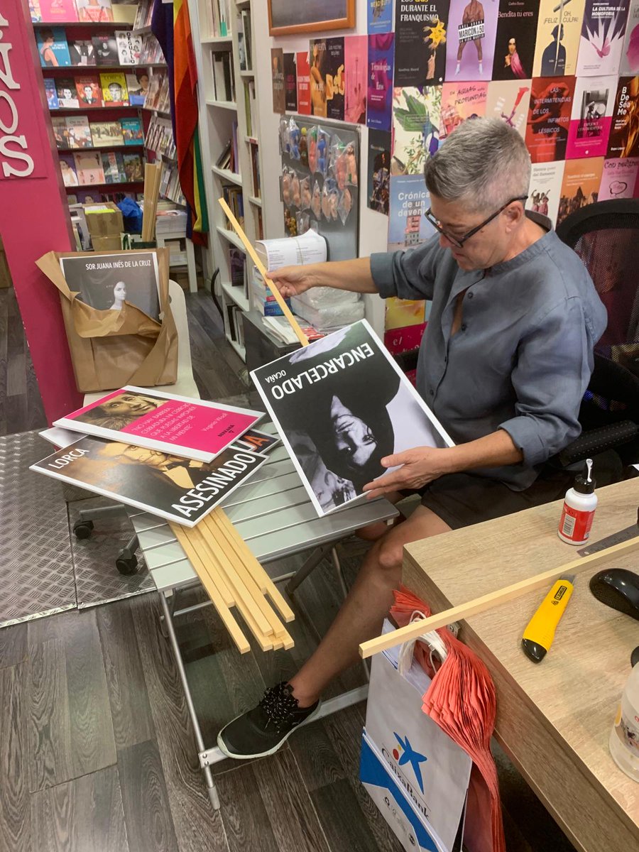 Estamos preparando todos los carteles para la manifestación de hoy por la tarde. #Berkana permanecerá abierta hasta las 18:00 horas, después estaremos con la <a href="/LA_Lacah/">LA LACAH</a>.

Recordad, este es el punto de encuentro:

⏰18:30

📍Puerta del Jardín Botánico (frente a c/Huertas)