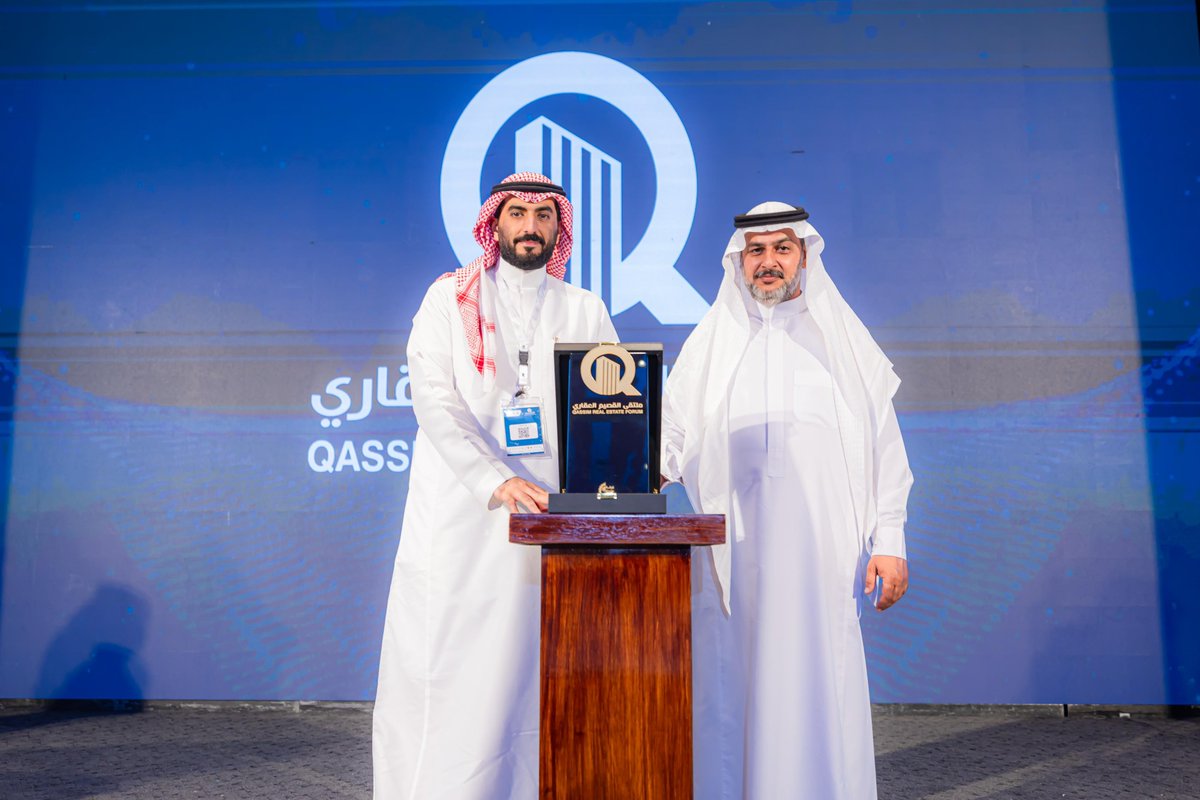 UCCI_Unaizah's tweet image. خلال #ملتقى_القصيم_العقاري

#غرفة_عنيزة تكرّم جمعية الإسكان الأهلية بالقصيم بمناسبة حصولها على جائزة الأمير محمد بن فهد لأفضل أداء خيري بالوطن العربي.