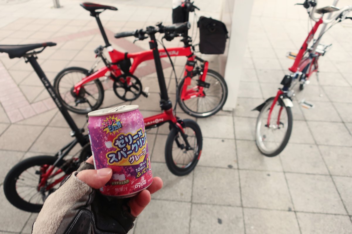 hiji_yurupota's tweet image. 初めてSNSつながりの二人とお会いしてGCSさん訪問＋ポタリング。投稿を見ているせいか初めて会う人と思えない。
横浜駅の「YOKOHAMA」から関内のGCSまでブラブラ。GCSで色々あり(内緒♪)。
喫茶店でも～、と話してたら雨が降ってきて解散。
自転車の話が出来る人がいるって楽しい！
#おりたたぶ #GCS