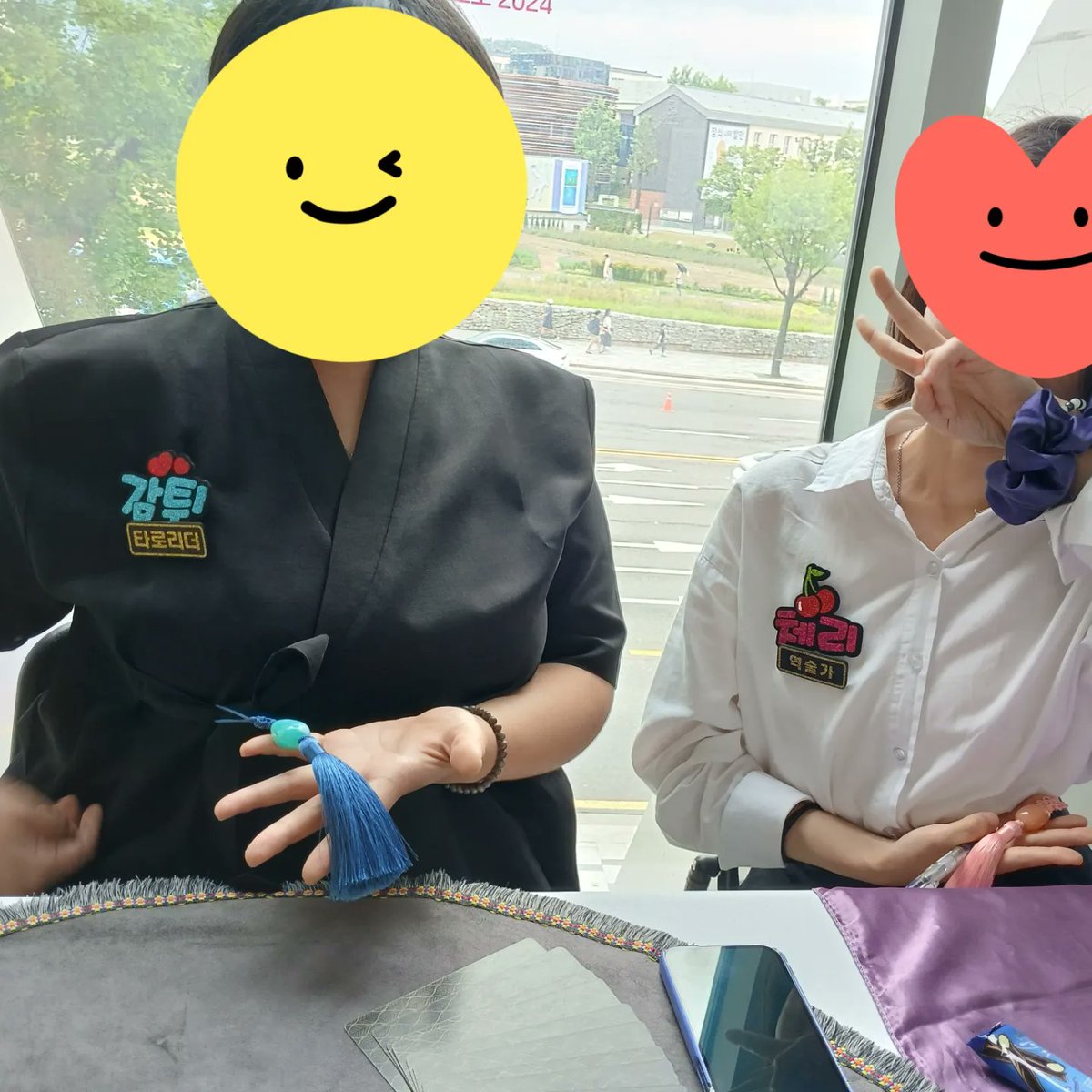 RuunieDiversity's tweet photo. 자 여러분 제 얘기를 잘 들어봐여?

일단 4층에 가서 굿즈를 구경하고 이탈리아랑 독일대사관 가서 퀴어로서 이쁨을 듬뿍 받은 다음에

2층으로 가세요 -

그러면 좌측 정면에 감튀님이랑 체리님리 있어요 -

가서 타로랑 사주를 아무거나 순서대로 다 봐요 - 그러면 아주 기가맥혀요🫠💕 @Gamti_taro https://t.co/eMO1zepL2p