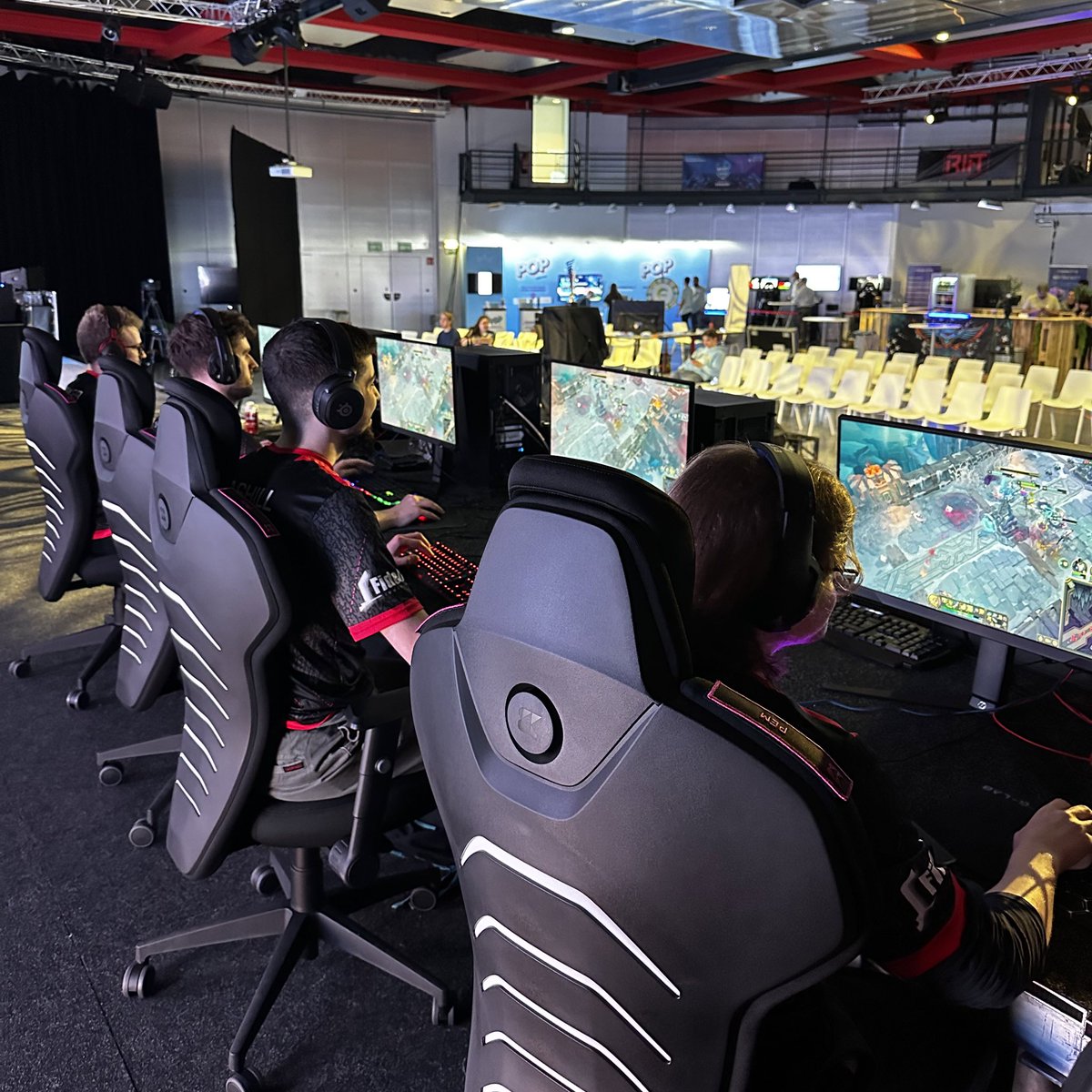 Getting ready for the @postemasters semi-finals against <a href="/Snooze_Esports/">SNOOZE Esports</a> ⚡️